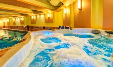 Jest tu też jacuzzi, sauna sucha i łaźnia parowa