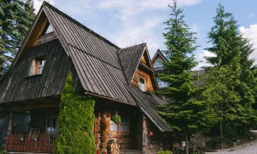 Oferuje zakwaterowanie w pokojach oraz drewnianych domkach