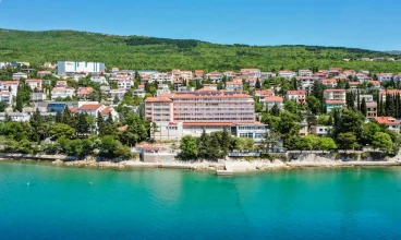 Hotel Mediteran*** by Aminess jest położony nad samym Adriatykiem