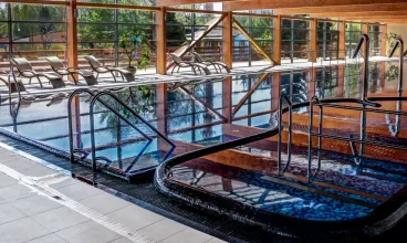 W basenie rekreacyjnym zaprojektowano wiele atrakcji, m.in. rwącą rzekę