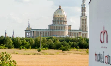 Niedaleko obiektu znajduje się Bazylika Najświętszej Maryi Licheńskiej