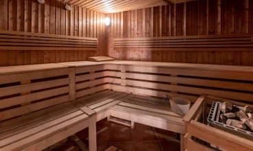 Dostępne są sauny (fińska z panelami solnymi i IR) i jacuzzi