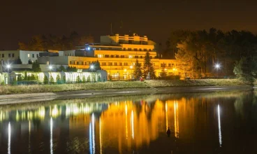 Hotel Wodnik to kompleks wypoczynkowy położony nad jeziorem Słok