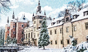 Zamek Kliczków w zimowej szacie hotel prezentuje się po prostu bajkowo