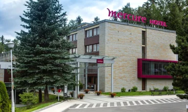 Hotel Mercure znajduje się w otoczeniu lasu świerkowego
