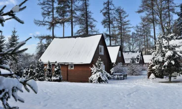 Kompleks oferuje całoroczne zakwaterowanie w domkach i apartamentach