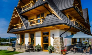 Dworek nawiązuje do stylistyki podhalańskiej oraz akcentów łowieckich