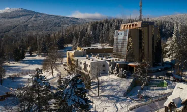 Zimą wspaniała okolica przyciąga fanów narciarstwa i snowboardu