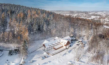 Hotel jest położony w zaciszu sosnowego lasu w Górach Izerskich