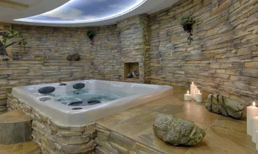 Wanna jacuzzi jest malowniczo wkomponowana w kamienną ścianę
