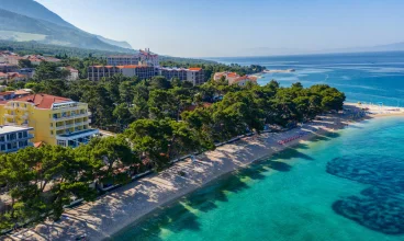 Hotel znajduje się blisko plaży i masywu Biokovo