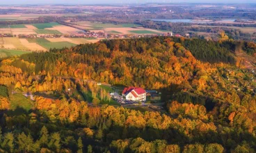 Hotel jest położony u podnóża Gór Bardzkich