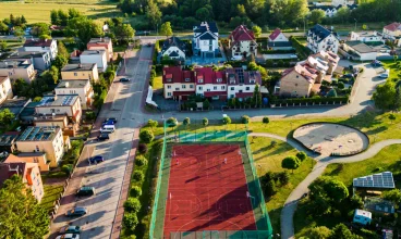 Hotel znajduje się w spokojnej okolicy, blisko terenów zielonych