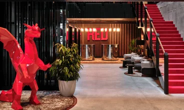 Symbolem hotelu jest sympatyczny czerwony smok