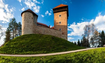 W północno-zachodniej części miasta zachował się gotycki zamek Dubovac