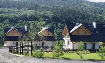 Domy są pięknie położone na wzniesieniu ponad zalesioną doliną