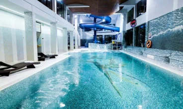 Hotelowy basen to prawdziwy aquapark z licznymi atrakcjami