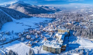 Hotel leży u stóp góry Nosal, na której znajduje się ośrodek narciarski