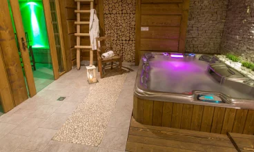 Centrum strefy SPA stanowi wanna z hydromasażem