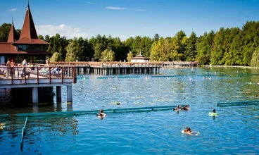 Obiekt leży tylko 200 metrów od największego jeziora termalnego w Europie