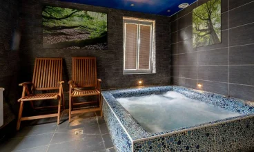 Posiada strefę wellness z jacuzzi