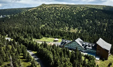 Hotel jest zjawiskowo położony tuż pod szczytem góry Pradziad w Sudetach Wsch.