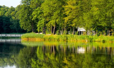 Spała jest położona nad brzegiem Pilicy, pośród lasów