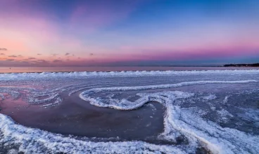 Nadmorskie plaże zimą wyglądają bajkowo