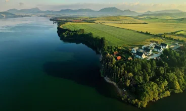 Maladinovo Resort jest zjawiskowo położony nad jeziorem Liptowska Mara