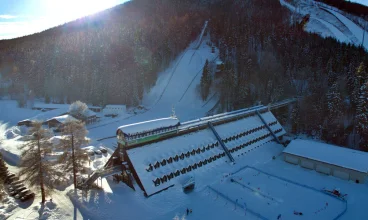 Hotel Skicentrum*** znajduje się tuż obok kompleksu skoczni narciarskich