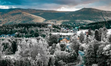 Z hotelu widać główny grzbiet Karkonoszy