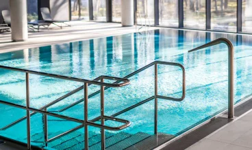 Hotel posiada wewnętrzną i zewnętrzną strefę wellness z basenami