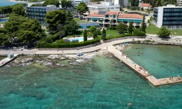 Hotel Villa Radin znajduje się tuż przy nadmorskiej promenadzie