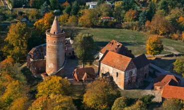 Znajduje się na Europejskim Szlaku Gotyku Ceglanego