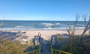 Ośrodek posiada własne zejście na plażę