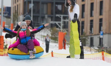 Jazdę na nartach urozmaicają koła snowtubing