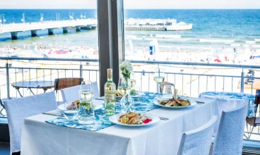 Z okien restauracji rozpościera się widok na plażę i morze