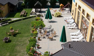 Zadbany ogród sprzyja wypoczynkowi na świeżym, nadmorskim powietrzu