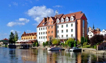 Hotel Nad Pisą położony jest nad samą rzeką w centrum Pisza - tuż obok rynku