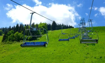 Obiekt jest położony 400 metrów od Zieleniec Ski Arena