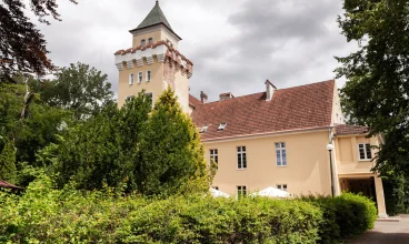 Zamek Nowęcin pozwala na nocleg blisko Łeby, ale w zacisznej okolicy