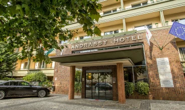 Hotel jest położony przy słynnej alei Andrassy wpisanej na Listę UNESCO