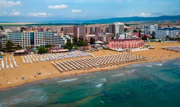 Na gości Hotelu Orel czekają leżaki i parasole na plaży