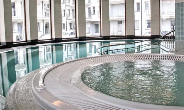 W kompleksie mieści się strefa spa z basenem i jacuzzi