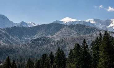 Panorama Tatr widoczna zimą z Kościeliska