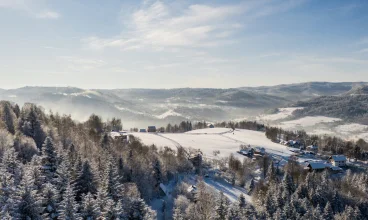 Hotel Country Club & Domki znajduje się w atrakcyjnym zimą Beskidzie Żywieckim