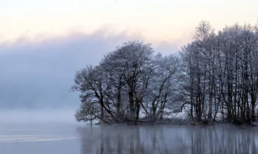 Całoroczne domki pozwalają także na zimowy wypoczynek nad jeziorem