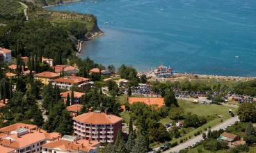 Rodzinny Hotel Haliaetum**** jest położony nad adriatycką zatoką w Izoli