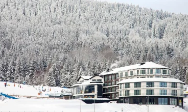 Sun & Snow Czarna Perła znajduje się przy dolnej stacji wyciągu narciarskiego