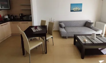 Każdy apartament posiada część dzienną z sofą i stolikiem